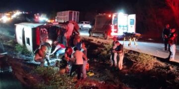 Un muerto y 10 heridos tras volcadura de autobús en Montemorelos, Nuevo León