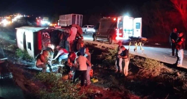 Un muerto y 10 heridos tras volcadura de autobús en Montemorelos, Nuevo León