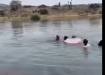 Vecino rescata a dos niños de una represa en Zempoala, Hidalgo ante la mirada de policías