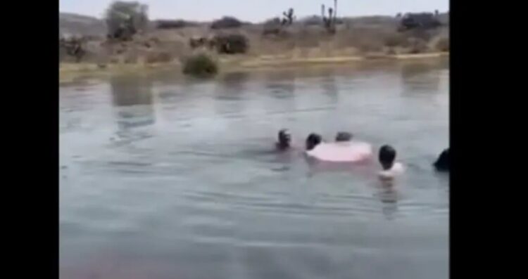 Vecino rescata a dos niños de una represa en Zempoala, Hidalgo ante la mirada de policías