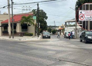 Vecinos de Tampico denuncian a clientes de restaurante que bloquean cocheras y banquetas