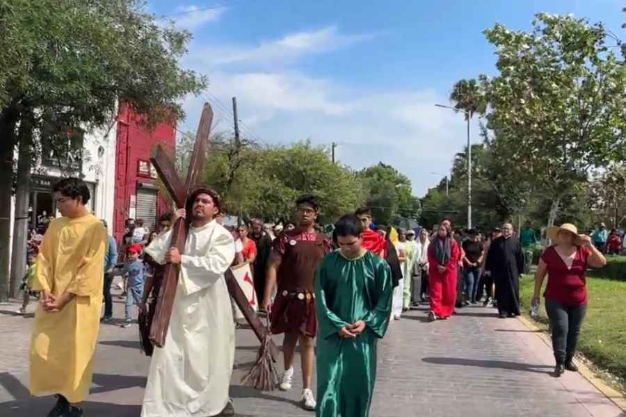 Viacrucis en Ciudad Victoria reúne a cientos de personas este Viernes Santo