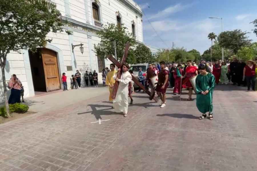 Viacrucis en Ciudad Victoria reúne a cientos de personas este Viernes Santo