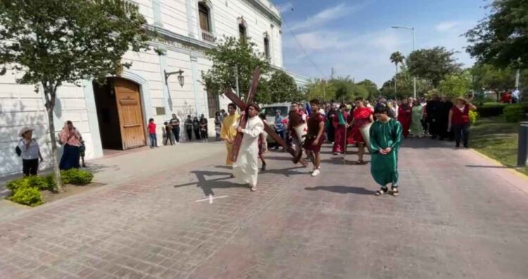 Viacrucis en Ciudad Victoria reúne a cientos de personas este Viernes Santo