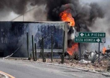 Violencia en Michoacán incendian vehículos y tiendas en distintos municipios