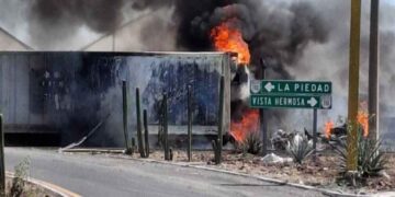 Violencia en Michoacán incendian vehículos y tiendas en distintos municipios
