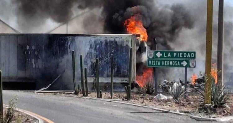 Violencia en Michoacán incendian vehículos y tiendas en distintos municipios