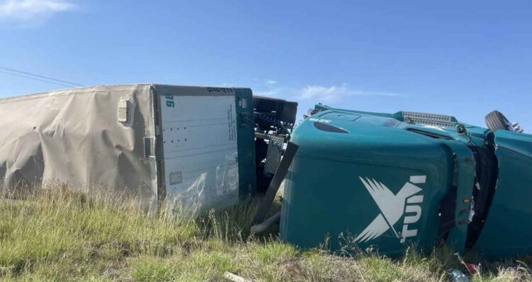 Volcadura de tráiler paraliza por horas la carretera libre Monterrey–Nuevo Laredo