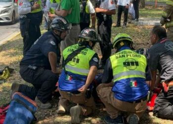 Volcadura y choque múltiple en San Pedro, Nuevo León, deja a una mujer lesionada