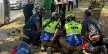 Volcadura y choque múltiple en San Pedro, Nuevo León, deja a una mujer lesionada