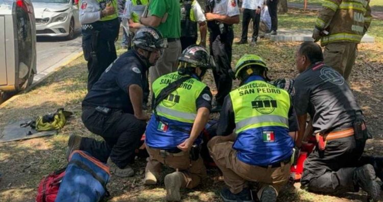 Volcadura y choque múltiple en San Pedro, Nuevo León, deja a una mujer lesionada