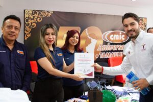 Regio casi vuelca tras chocar contra contención, al tomar y manejar en la Victoria a Monterrey 