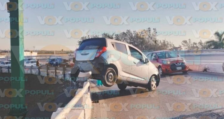 Vehículo queda colgando en puente del aeropuerto en Tampico, Tamaulipas, tras maniobra inesperada de otro auto