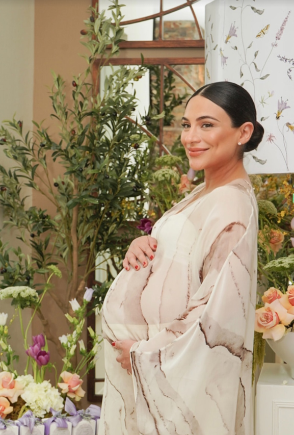 Ana Brenda celebra su último baby shower rodeada de su familia