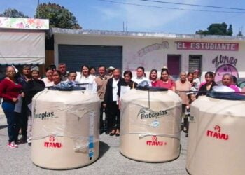 dotación de tinacos en Abasolo