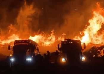 Incendio en aserradero de Tecámac genera gran nube de humo y moviliza a cuerpos de emergencia