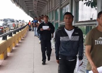 migrantes con CBP One