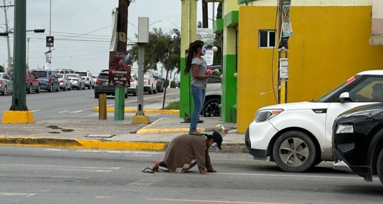 niños pidiendo dinero en Matamoros