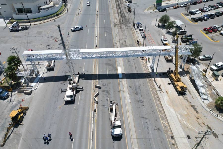 puente peatonal en la carretera Nacional