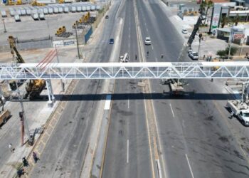 puente peatonal en la carretera Nacional