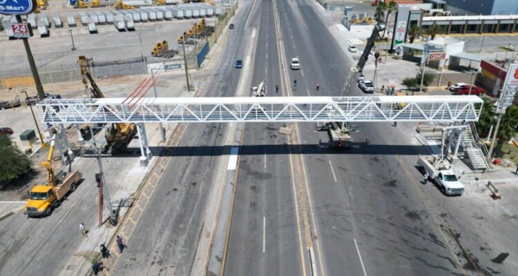 puente peatonal en la carretera Nacional