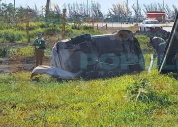 volcadura de auto en Altamira