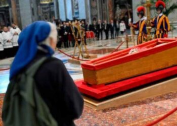 Esta monja rompió con protocolo en funeral de Papa Francisco