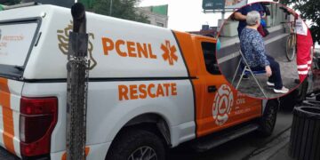 Abuelita cae en alcantarilla abierta en el centro de Monterrey, Nuevo León