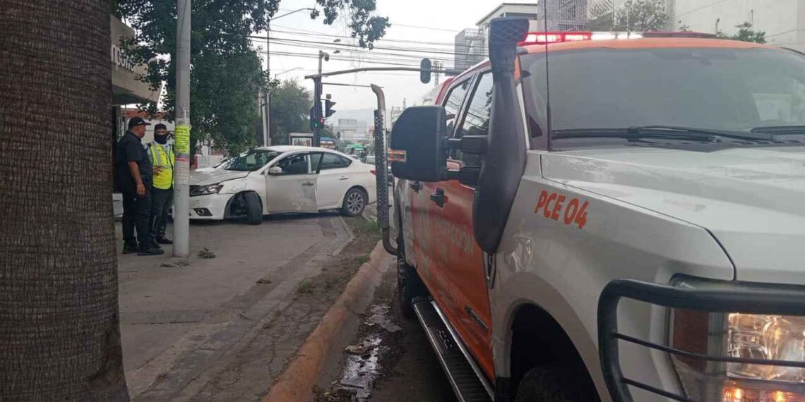 Accidente en la avenida Cuauhtémoc de Monterrey deja un conductor queda herido