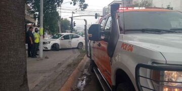 Accidente en la avenida Cuauhtémoc de Monterrey deja un conductor queda herido