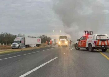 Accidente entre tráilers detiene el tráfico hacia Monterrey, Nuevo León