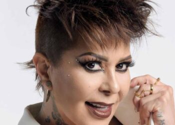 Alejandra Guzmán reaparece en el aeropuerto tras cirugía y responde a medios
