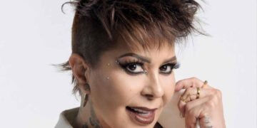 Alejandra Guzmán reaparece en el aeropuerto tras cirugía y responde a medios