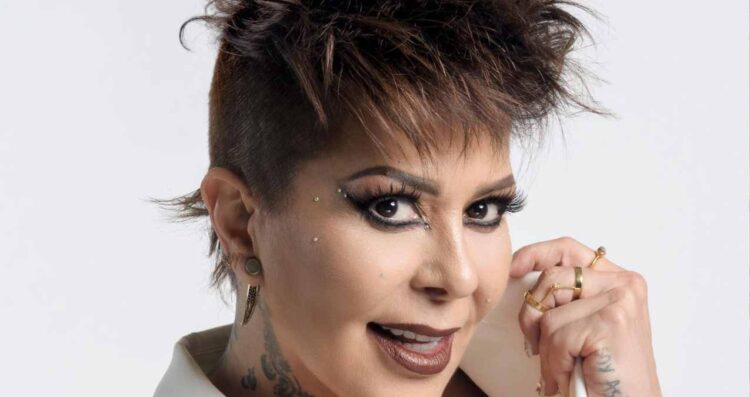 Alejandra Guzmán reaparece en el aeropuerto tras cirugía y responde a medios