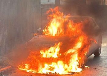 Automóvil incendiado genera alerta en Nuevo Laredo