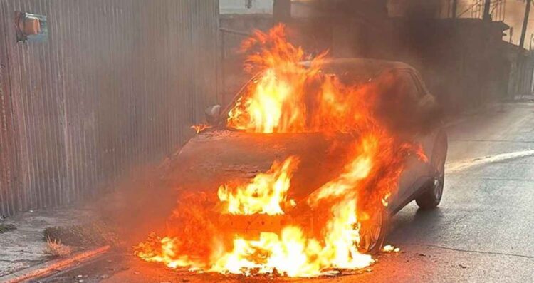 Automóvil incendiado genera alerta en Nuevo Laredo