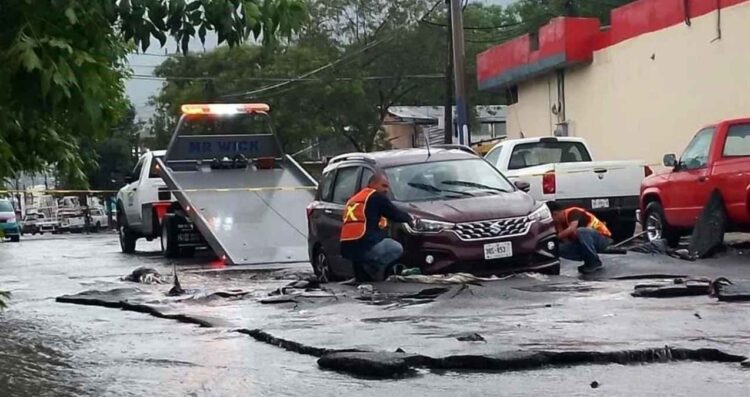 camioneta hundida asfalto
