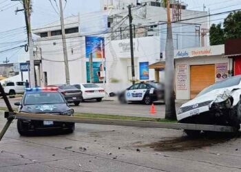 Auto derriba luminaria y termina sobre el camellón en Tampico, Tamaulipas