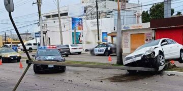 Auto derriba luminaria y termina sobre el camellón en Tampico, Tamaulipas