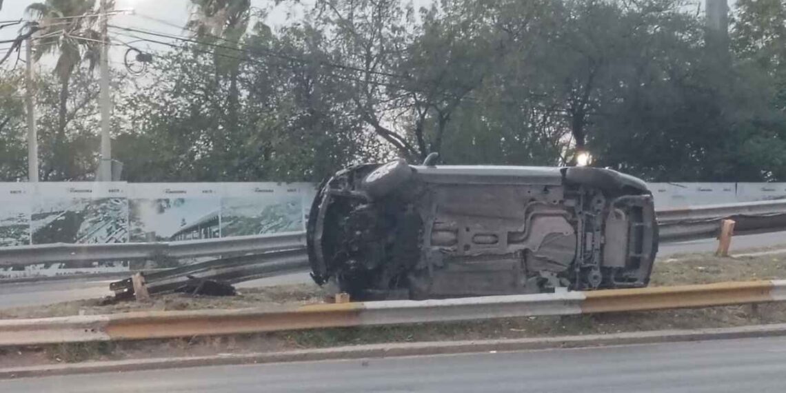 Auto se vuelca en Guadalupe, Nuevo León; conductor sale ileso