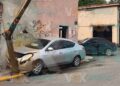 Auto sin control derriba poste tras choque en el centro de Ciudad Victoria, Tamaulipas