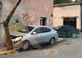 Auto sin control derriba poste tras choque en el centro de Ciudad Victoria, Tamaulipas