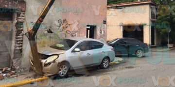 Auto sin control derriba poste tras choque en el centro de Ciudad Victoria, Tamaulipas