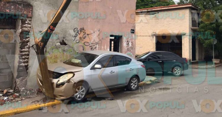 Auto sin control derriba poste tras choque en el centro de Ciudad Victoria, Tamaulipas