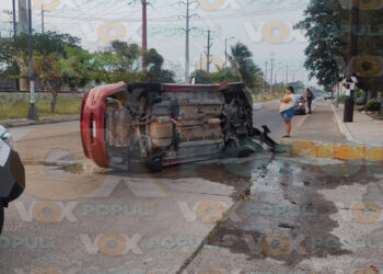 Automóvil vuelca tras chocar con plazoleta en Ciudad Madero, Tamaulipas 