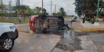 Automóvil vuelca tras chocar con plazoleta en Ciudad Madero, Tamaulipas