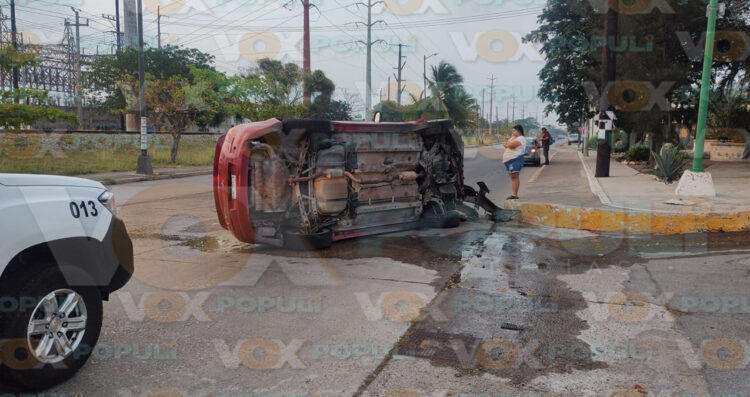 Automóvil vuelca tras chocar con plazoleta en Ciudad Madero, Tamaulipas