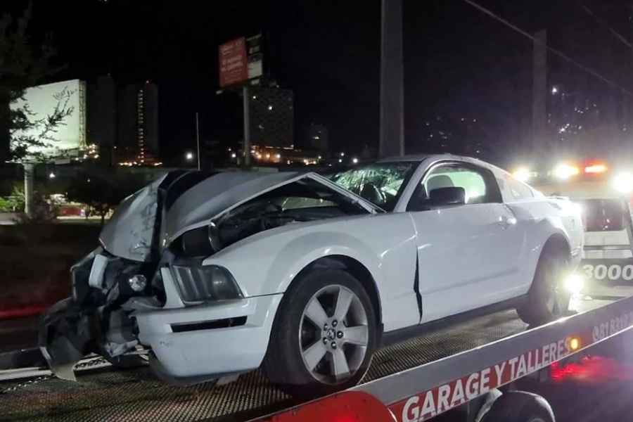 Automovilista abandona su vehículo deportivo tras estrellarse contra un poste en Monterrey, NL