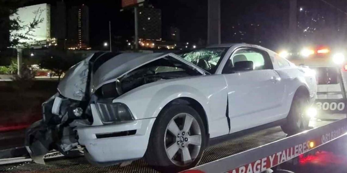 Automovilista abandona su vehículo deportivo tras estrellarse contra un poste en Monterrey, NL