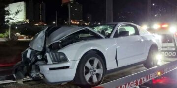 Automovilista abandona su vehículo deportivo tras estrellarse contra un poste en Monterrey, NL